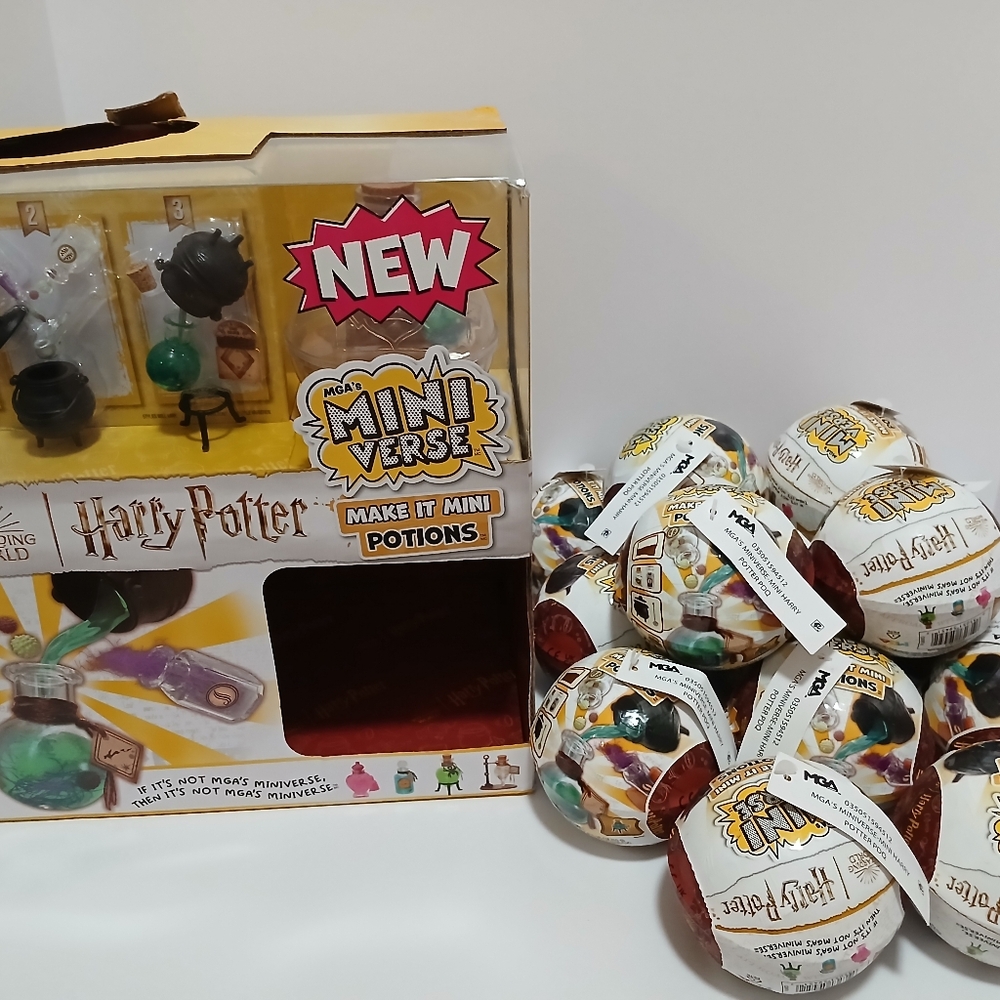 Harry Potter Potions Make it Mini Verse full box of 15 capsules with a UV light